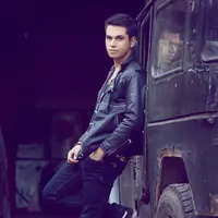 Dengan jacket kulit hitam penampilan Kevin Julio terlihat macho.