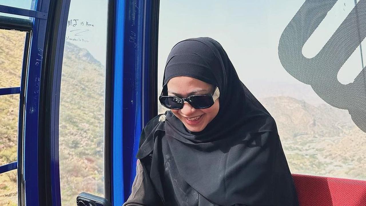 Tampil Dengan Kacamata Hitam