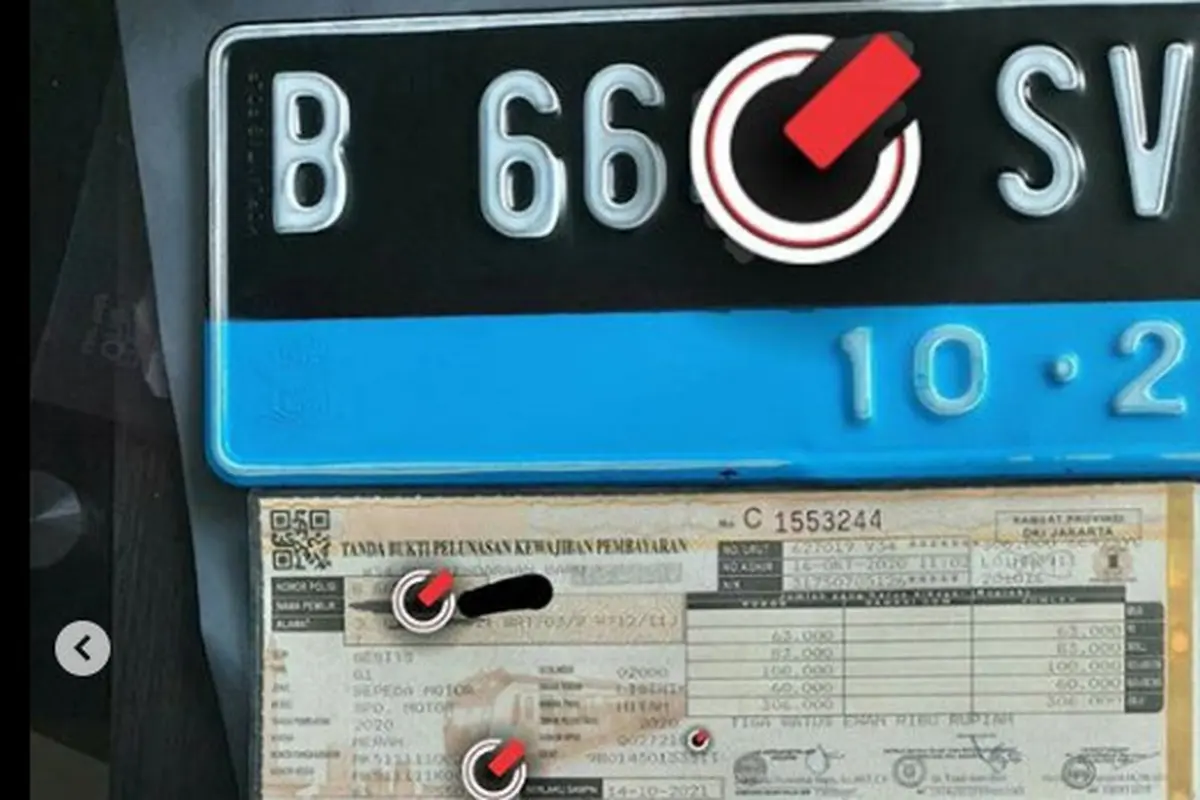 Tanda Nomor Kendaraan bermotor (TNKB) atau pelat nomor kendaraan listrik memiliki garis biru di bagian bawah.