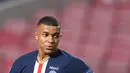 Ekspresi penyerang PSG, Kylian Mbappe setelah pertandingan final Liga Champions melawan Bayern Munchen di stadion Luz di Lisbon, Portugal, Minggu, (23/8/2020). Bayern Munchen menang tipis atas PSG 1-0. (David Ramos/Pool/AFP)