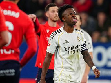 Ekspresi kesal pemain Real Madrid, Vinicius Jr dalam laga lanjutan Liga Spanyol saat melawan Osasuna di El Sadar Stadium, Pamplona, Spanyol, Sabtu (21/02/2026) waktu setempat. (AP Photo/Miguel Oses)