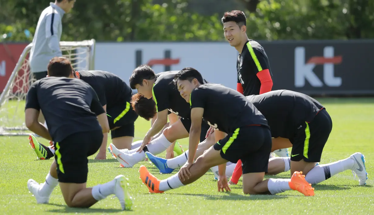 Pemain timnas Korea Selatan Son Heung-min (kanan) bersama rekan-rekannya melakukan peregangan otot saat berlatih untuk Piala Dunia 2018 di National Football Centre di Paju, Korea Selatan, Rabu (23/5). (AP Photo/Lee Jin-man)