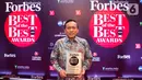 Direktur SCM, Imam Sudjarwo, menerima penghargaan dari Forbes Indonesia dalam acara bertajuk Best of the Best di Jakarta, Rabu (30/10/2019). PT Surya Citra Media Tbk (SCM) mendapat penghargaan sebagai salah satu dari 50 perusahaan terbaik yang telah terdaftar di BEI. (Liputan6.com/Faizal Fanani)