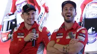 Pebalap Ducati, Andrea Dovizioso dan Jorge Lorenzo, tertawa saat jumpa pers di Hotel Sheraton, Jakarta, Kamis 1/2/2018). Acara tersebut dalam rangka kampanye Shell Advance "Libas Tantanganmu. (Bola.com/M Iqbal Ichsan)