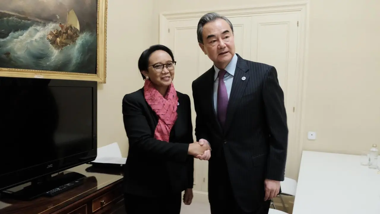 Menlu Retno Marsudi bersama dengan Menlu Wang Yi, RRT di Madrid.
