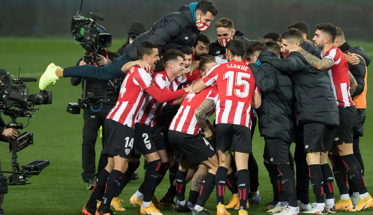 Pemain Athletic Bilbao merayakan keberhasilan tembus ke final Piala Super Spanyol usai mengalahkan Real Madrid 2-1 di Estadio La Rosaleda, Jumat (15/1/2021). Athletic Bilbao akan berhadapan dengan Barcelona di laga final nanti. (AFP/Jorge Guerrero)