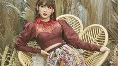 Mengenakan gaun bernuansa merah maroon, Adiezty Fersa terlihat memukau dan menonjolkan sisi dominan. Penampilannya pun makin serasi dengan makeup bold dan lipstick berwarna senada. (Liputan6.com/IG/adieztyfersa)