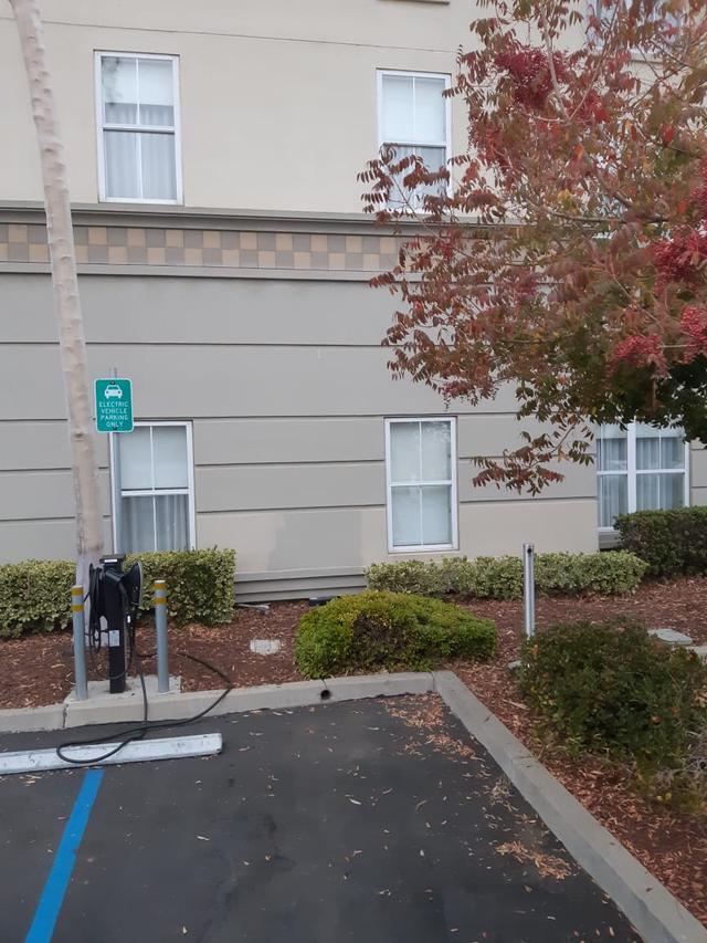 Pengisi daya untuk mobil listrik di Aloft Hotel, Newark, California. (Liputan6.com/Tanti Yulianingsih)