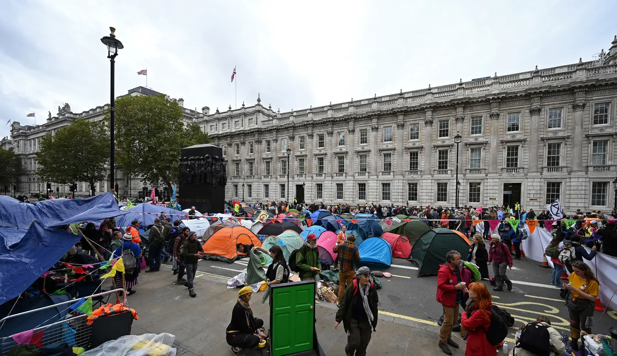 Para aktivis iklim duduk dalam tenda saat mereka berkemah di Westminster, London, Inggris, Selasa (8/10/2019). Pemberontakan Kepunahan adalah bagian dari upaya para aktivis dalam mendorong para pemimpin global untuk serius merespons perubahan iklim. (Ben STANSALL/AFP)