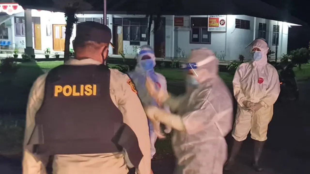 Akhirnya pasien tersebut ditemukan berada di mobil menuju Puskesmas Lobo, Talaud, dengan maksud mau berobat, karena masih dalam kondisi lemah.
