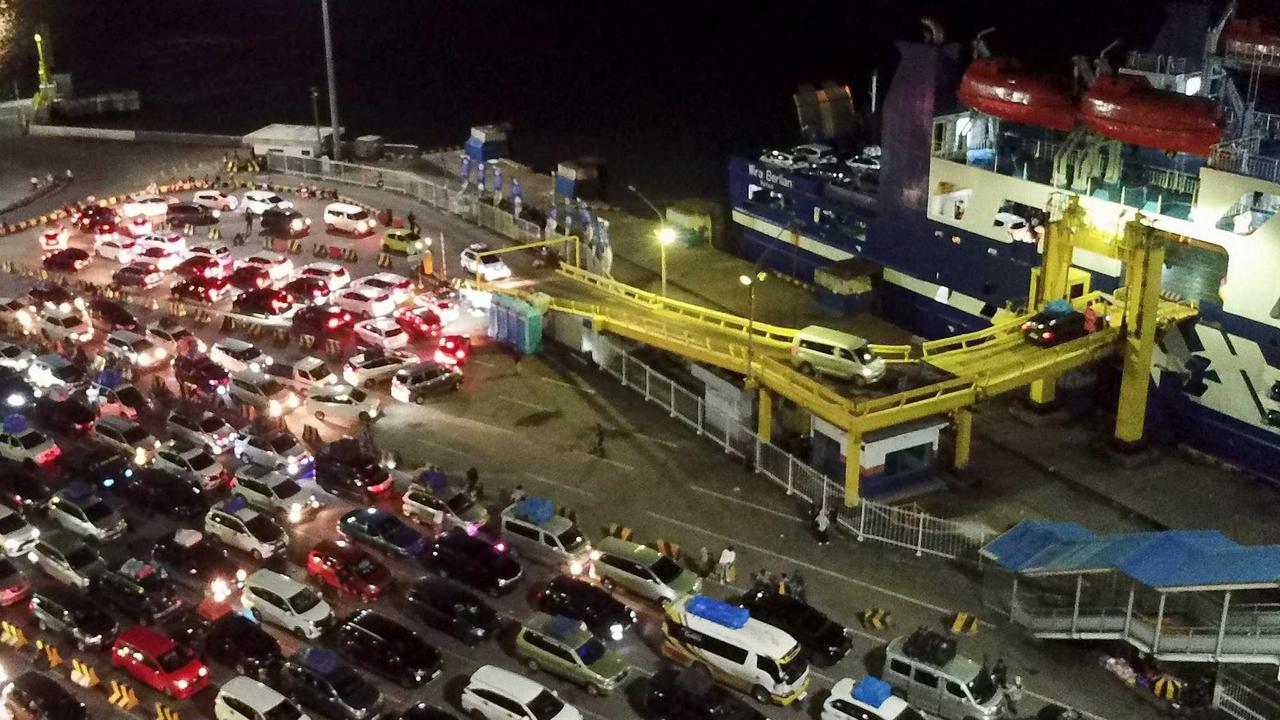 Kendaraan pemudik padati Pelabuhan Merak