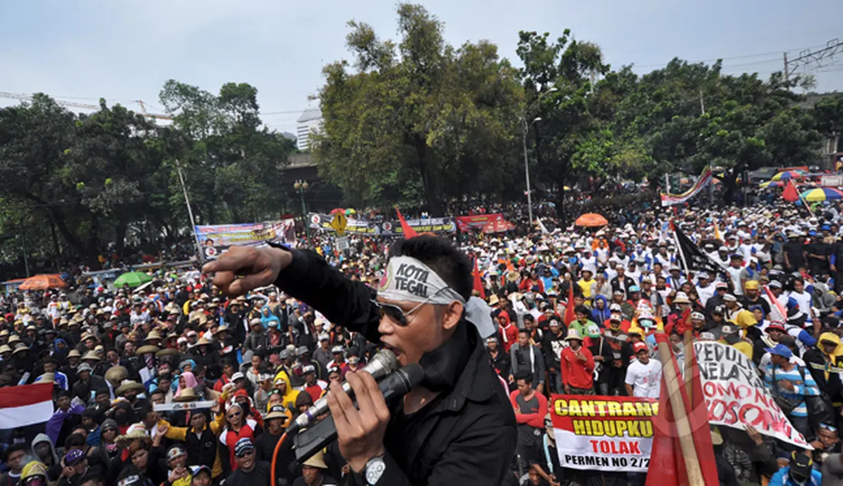 Massa Front Nelayan Bersatu berorasi menolak Peraturan Menteri tentang larangan penggunaan cantrang, atau jenis trawl yang telah dimodifikasi untuk menangkap ikan di depan kantor KKP, Jakarta, Kamis (26/2/2015). (Liputan6.com/Faizal Fanani)