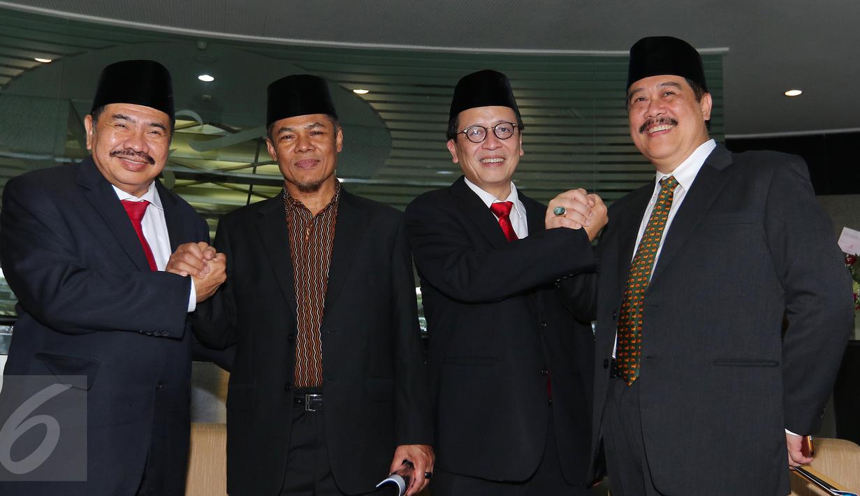 (ki-ka) Ketua PPATK Kiagus Ahmad Badaruddin, Mantan Ketua PPATK M Yusuf, Wakil Ketua PPATK, Dian Ediana Rae dan Mantan Wakil Ketua PPATK, Agus Santoso foto bersama usai sertijab di Gedung PPATK, Jakarta, Rabu (26/10). (Liputan6.com/Angga Yuniar)