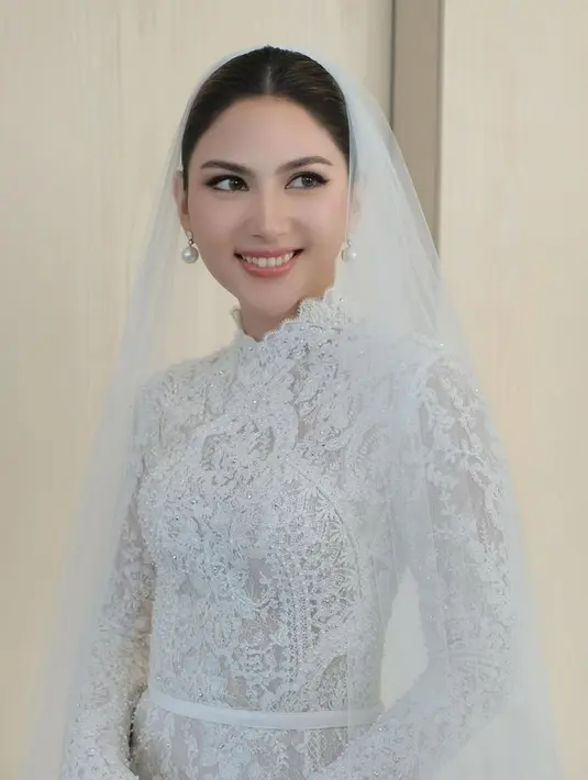 Menurut Cherry, aura Mila sendiri sudah bagus banget. “Milanya udah cantik, jadi, tugas aku hanya mengeluarkan maksimal aura kecantikan pengantin,” katanya pada Fimela. [Foto: Instagram @cherryjks]