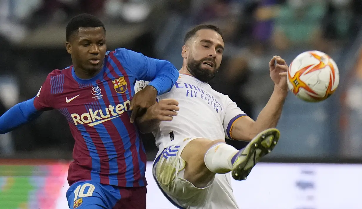 Bek Real Madrid, Dani Carvajal berebut bola dengan penyerang Barcelona, Ansu Fati pada pada semifinal Piala Super Spanyol di Stadion King Fahd di Riyadh, Arab Saudi, Kamis (13/1/2022). Real Madrid menang tipis atas Barcelona 3-2 lewat perpanjangan waktu. (AP Photo/Hassan Ammar)