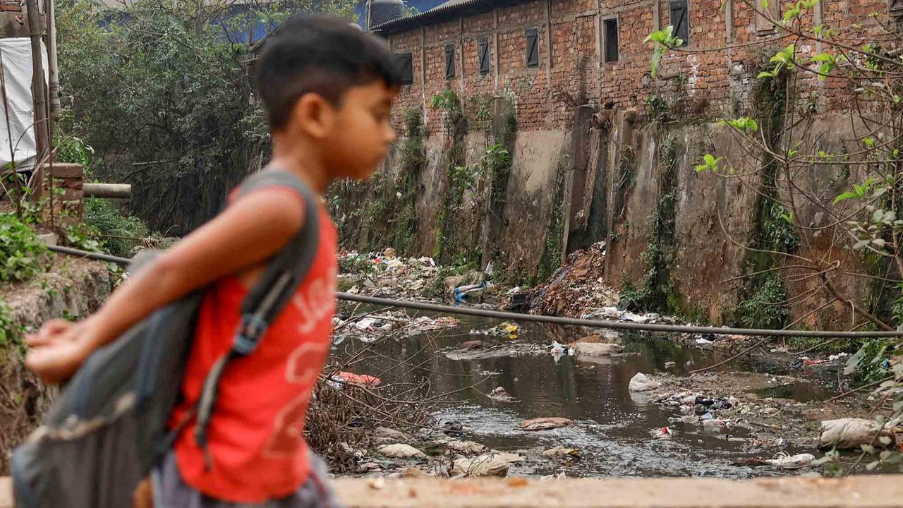 FOTO: Ngerinya Kota Terpolusi di Dunia Byrnihat,  Pakaian Yang Dikenakan Warga TerKontaminasi Debu Polusi