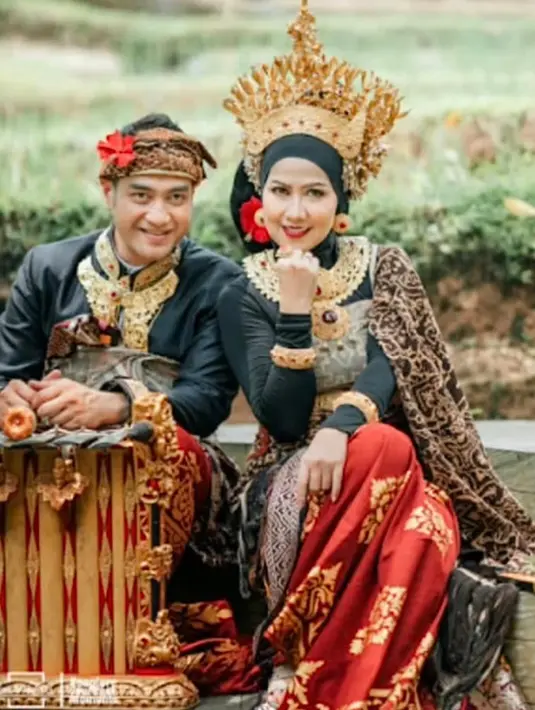 Pada pemotretan pertama, Venna Melinda dan Ferry Irawan mengenakan baju adat Bali nuansa hitam-emas. (Instagram/vennamelinareal).