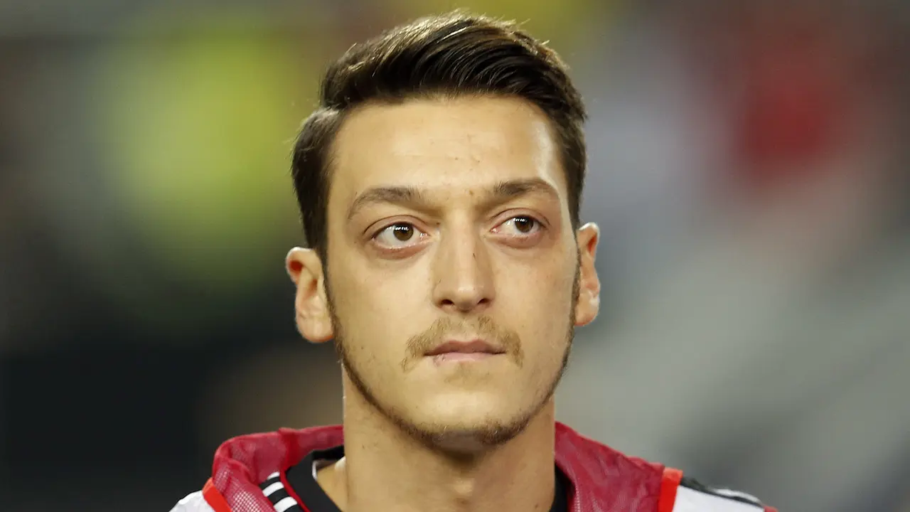 Mesut Ozil Putuskan Gantung Sepatu di Usia 34 Tahun
