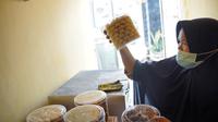 Masitah membuka usaha pembuatan kue kering dan kue lapis di rumahnya, di Jalan Adi Sucipto, Kabupaten Kubu Raya, Kalimantan Barat. (Liputan6.com/ Aceng Mukaram)