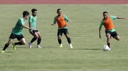 Pemain Timnas Indonesia, Rizky Pora, mengontrol bola saat latihan di Stadion Madya Senayan, Jakarta, Selasa (22/11). Latihan ini persiapan jelang laga Piala AFF 2018 menghadapi Filipina. (Bola.com/Yoppy Renato)
