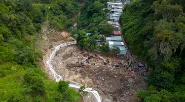 Sungai Naranjo mengalir melalui kawasan kumuh Dios es fiel di pinggiran Guatemala City, Guatemala, Senin (25/9/2023). Sebanyak enam orang tewas dan 12 lainnya hilang setelah Sungai Naranjo meluap dan menyapu rumah-rumah pinggiran Guatemala City. (AP Photo/Moises Castillo)