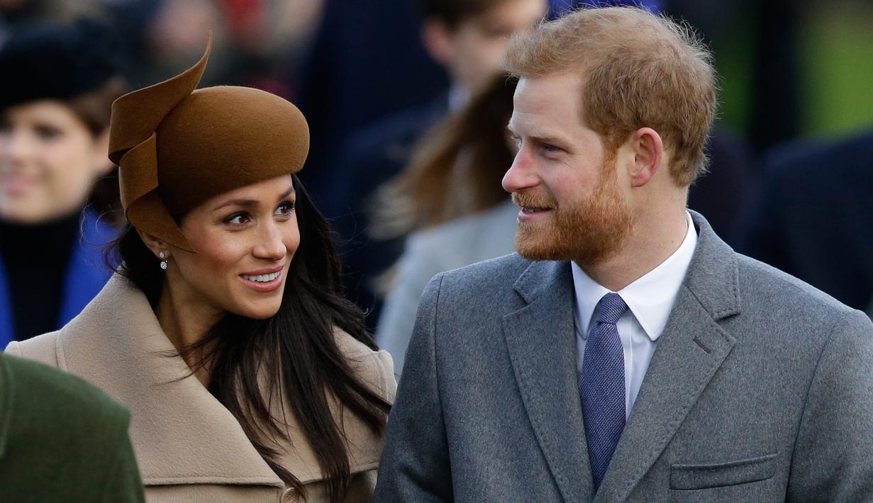<p>Pangeran Harry dan sang tunangan, Meghan Markle menghadiri tradisi pelayanan gereja di hari Natal Kerajaan Inggris di Gereja St. Mary Magdalene, Sandringham, Senin (25/12). Tahun ini, Markle menjadi anggota baru pada perayaan tersebut. (AP/Alastair Grant)</p>