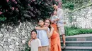 Oka Antara yang seorang aktor menikah dengan Rara Wiritanaya, presenter televisi dan bintang iklan yang berasal dari Bali. Pada tahun 2008 pernikahan tersebut dilangsungkap upacara pernikahan di Karangasem, Bali. Dalam 14 tahun pernikahannya, keduanya telah dikarunai tiga orang anak yang sudah tumbuh besar. (Liputan6.com/IG/@oks_antara)