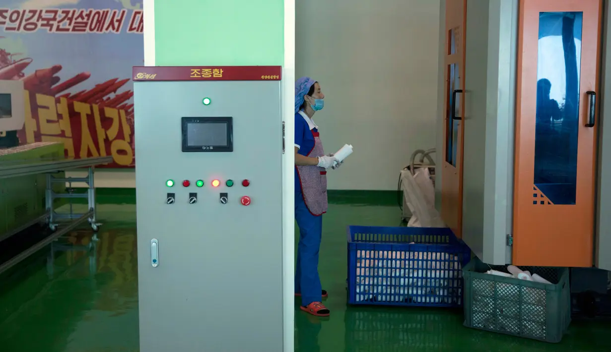 Seorang pekerja memonitor jalur produksi kosmetik di Pabrik Kosmetik Pyongyang di Pyongyang, Korea Utara, 8 September 2018. Pabrik Kosmetik Pyongyang adalah salah satu produsen utama barang-barang kosmetik di Korea Utara. (AP Photo/Ng Han Guan)