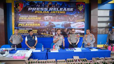 Ribuan Botol Miras Ilegal Disamarkan di Balik Material Bangunan