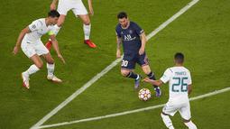 Penyerang PSG, Lionel Messi membawa bola saat bertanding melawan Manchester City pada pertandingan grup A Liga Champions di Parc des Princes di Paris, Rabu (29/9/2021). Dengan hasil ini, PSG berada di posisi pertama klasemen dengan 4 poin. (AP Photo/Michel Euler)