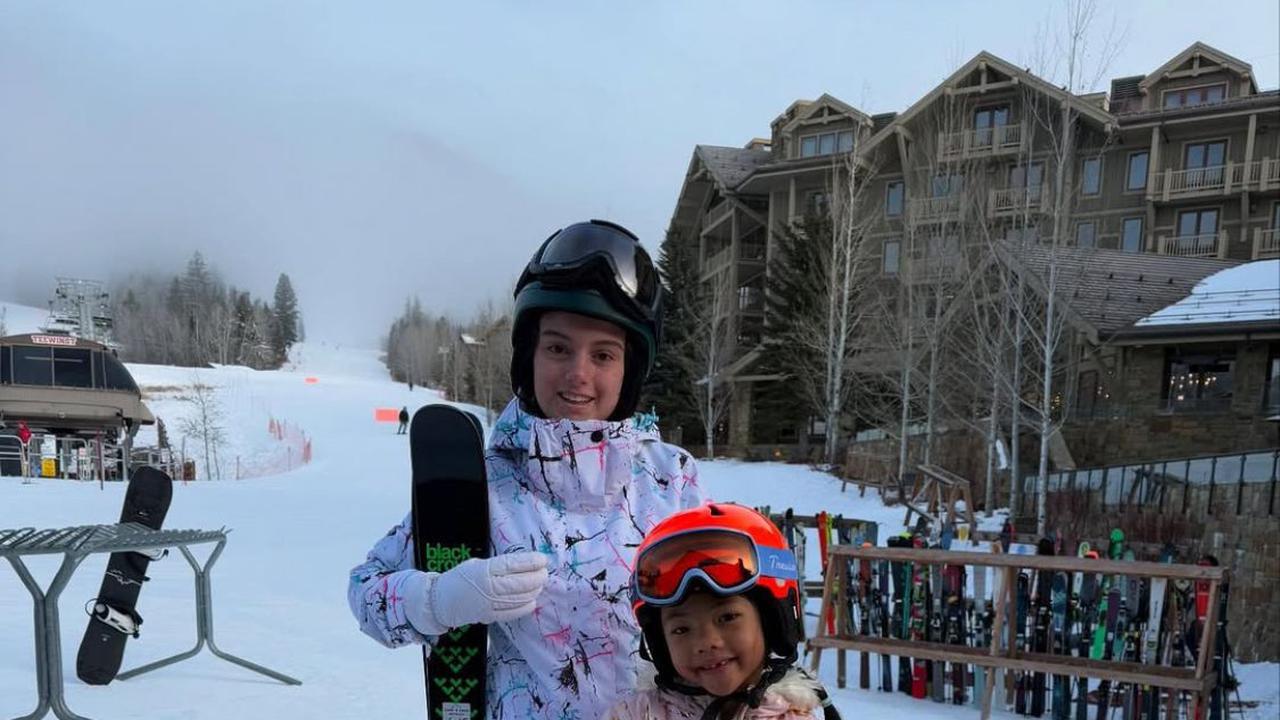7 Potret Farah Quinn dan Keluarga Nikmati Liburan Musim Dingin, Snowboard Hingga Momen Santai!