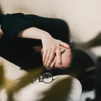 Penderita kolesterol tinggi mudah merasa lelah dan mengantuk. (Foto: Unsplash/Ephraim Mayrena)