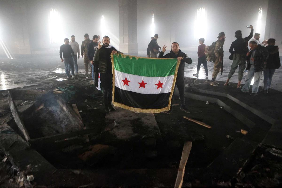Makam mewah ayah Bashar Al-Assad dibakar pejuang pemberontak