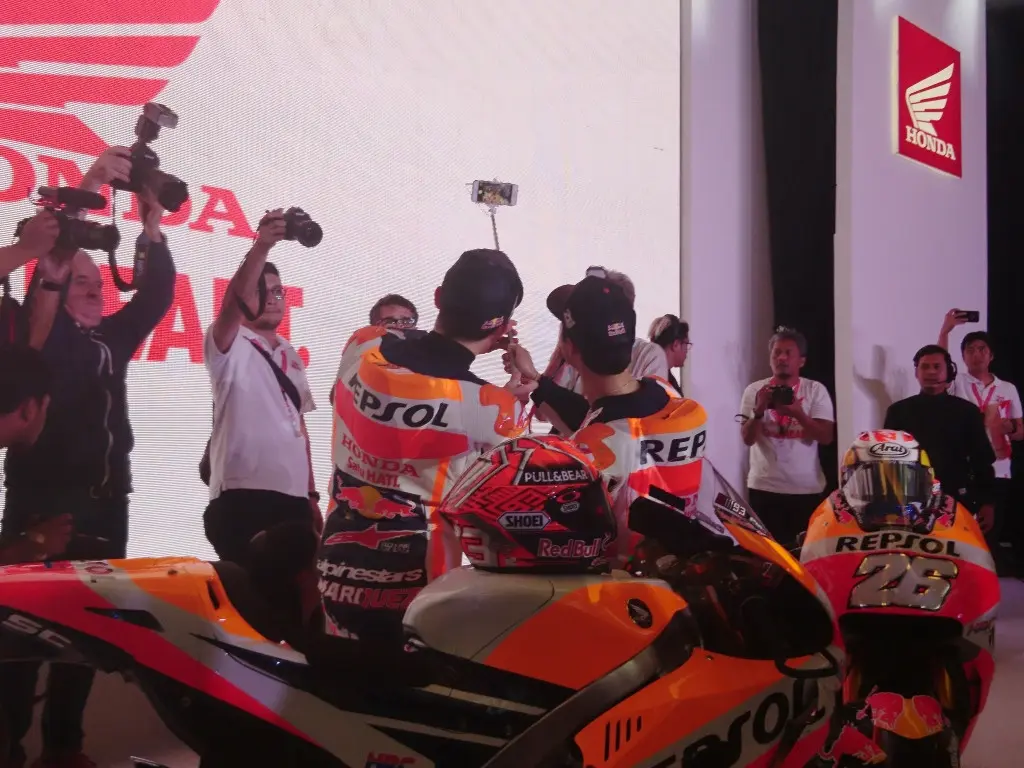 Dani Pedrosa dan Marc Marquez melakukan wefie bersama para penggemarnya di Tanah Air, di gedung JIEXPO, Kemayoran, Jakarta, Selasa (20/2/2018).