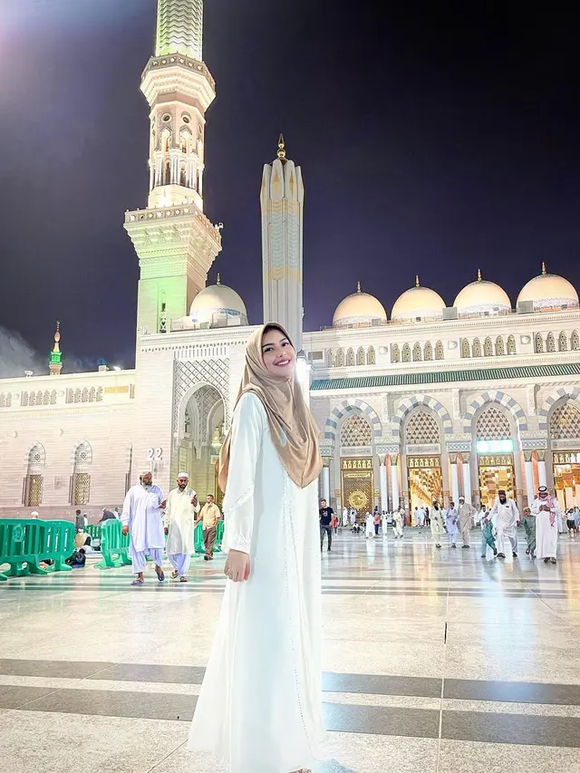 Rica Andriani Umrah Bareng Suami