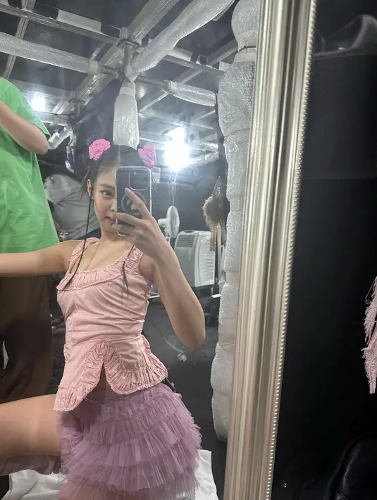 Jennie minta maaf pada fans tak bisa banyak mengambil foto-foto dengan gaya imut. Lagi-lagi, karena kegerahan. [Instagram @jennierubyjane]