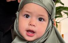 3 Potret Imut dan Menggemaskan Saat Putri Jennifer Coppen Kenakan Hijab, Dipanggil Hajah Kamari