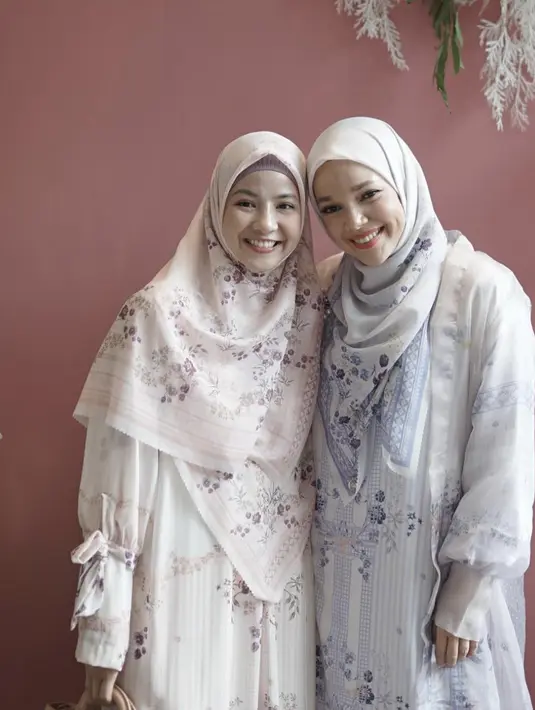 Keduanya tampak mengenakan busana yang serupa, dengan nuansa warna yang berbeda. Natasha mendominasi tampilannya dengan warna pink pastel, sedangkan Dewi Sandra tampil dengan warna biru yang begitu delicate. [Foto: Instagram/ Natasha Rizky]