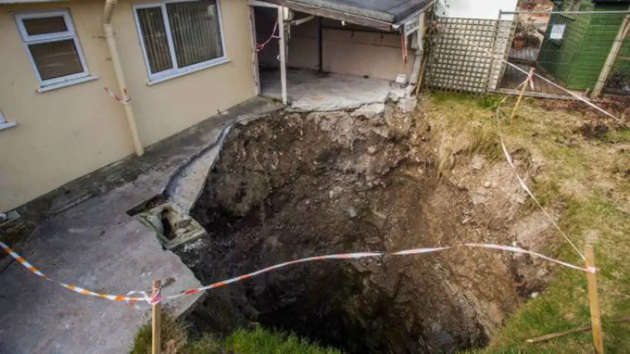 Sinkhole Sedalam Setengah Kilometer Mengaga di Teras Rumah Warga