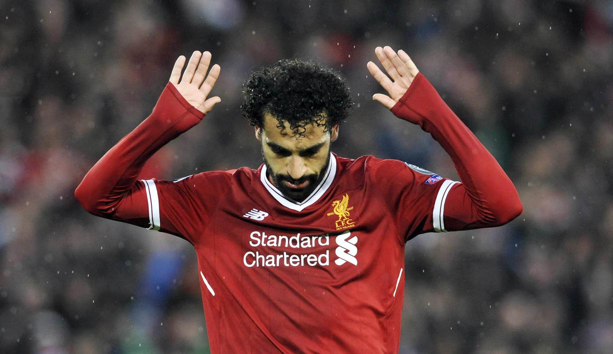 Striker Liverpool, Mohamed Salah, tidak melakukan selebrasi usai mencetak gol ke gawang AS Roma pada leg pertama semifinal Liga Champions di Stadion Anfield, Selasa (24/4/2018). Liverpool menang 5-2 atas AS Roma. (AP/Rui Vieira)