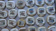 Pemandangan kue kering dengan potret Paus Fransiskus di sebuah kafe dekat "Taman Eduardo VII" tempat Paus Fransiskus menghadiri pertemuan dengan kaum muda peserta Hari Pemuda Sedunia ke-37, di Lisbon, Kamis, 3 Agustus 2023.  (AP Photo/Ana Brigida)