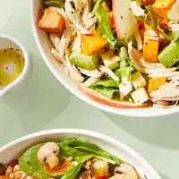 Salad bisa menemani waktu siangmu tanpa khawatir mengandung gula berlebih. (Foto: Eatingwell.com/ Katie Shields, M.S., RDN )