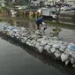 Tanggul Pantai Mutiara yang jebol tengah ditinggikan, Sabtu (4/6/2016) pagi. (Liputan6.com/Gempur Muhammad Surya)