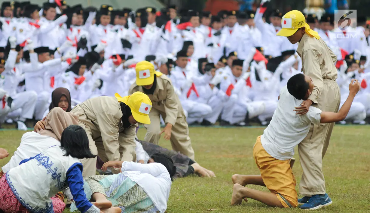 Aksi teatrikal oleh purna Paskibraka Nasional 2017 di PPPON Cibubur, Jakarta Timur, Rabu (23/8). Sebanyak 3000 purna paskibraka dari seluruh Indonesia hadir dalam acara apel kebangsaan tersebut. (Liputan6.com/Yoppy Renato)