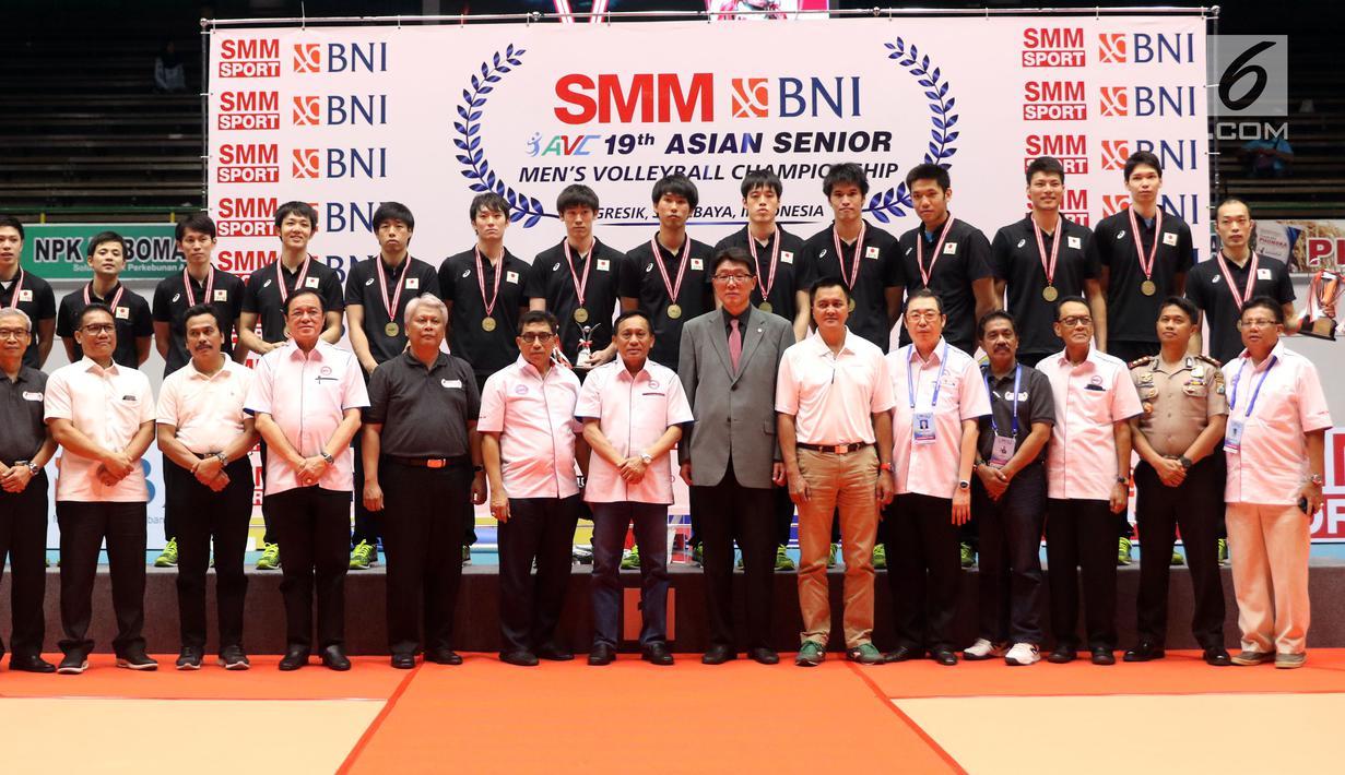 Ketua PBVSI, Imam Sudjarwo (tengah) berfoto bersama usai gelaran Kejuaraan Voli Putra Asia 2017 di GOR Tri Dharma, Gresik, Selasa (1/8). Jepang menjadi kampiun usai menumbangkan Kazakhstan 3-1. (Liputan6.com/Helmi Fithriansyah)