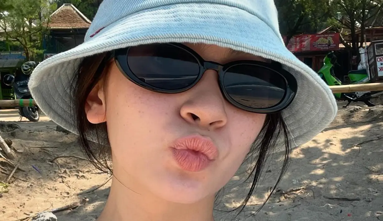 Frecklesnya terlihat, Richelle Skornicki tetap cantik. Tampil santai dengan baju kaus putih dan bucket hat warna putih, penampilan Richelle tetap stylish. Kacamata hitam yang dikenakannya, mendukung penampilannya jadi makin menarik. Sejak kemunculannya di industri hiburan, Richelle yang tak kalah memesona dari Sandrinna langsung mencuri perhatian. (Liputan6.com/IG/@soursallyyyuu)