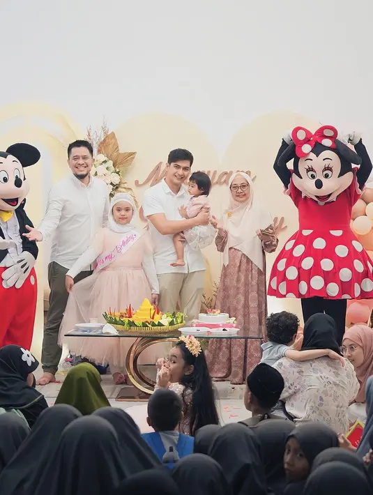 Artis yang juga pendakwah, Oki Setiana Dewi baru saja menggelar pesta ulang tahun putrinya, Maryam Nusaibah Abdullah. Acara berlangsung meriah dihadiri keluarga dan juga para sahabatnya. Berikut potretnya. [Instagram/okisetianadewi]