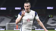 Penyerang Tottenham Hotspur, Gareth Bale berselebrasi usai mencetak gol ke gawang Sheffield United pada pertandingan Liga Inggris di Stadion Tottenham Hotspur di London, Senin (3/5/2021). Bale mencetak tiga gol di pertandingan ini dan mengantar Tottenham menang 4-0. (Shaun Botterill/Pool via AP)