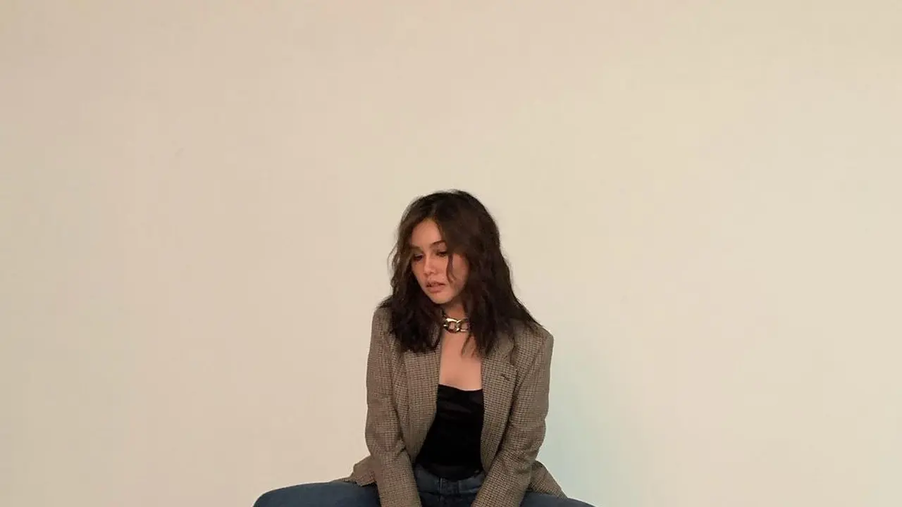 8 Inspirasi Padu Padan Blazer ala Vanesha Prescilla, dari Kemeja Bergaris hingga Sport Bra