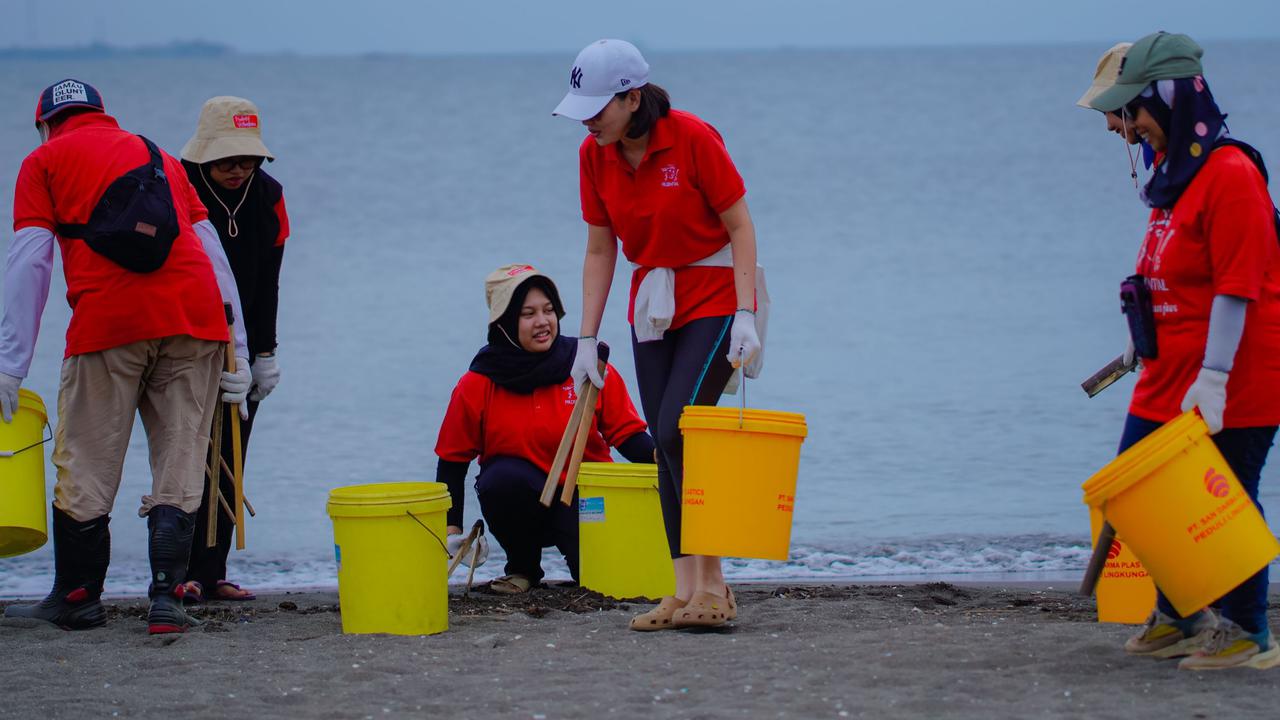 Aksi bersih-bersih Pantai Tanjung Pasir